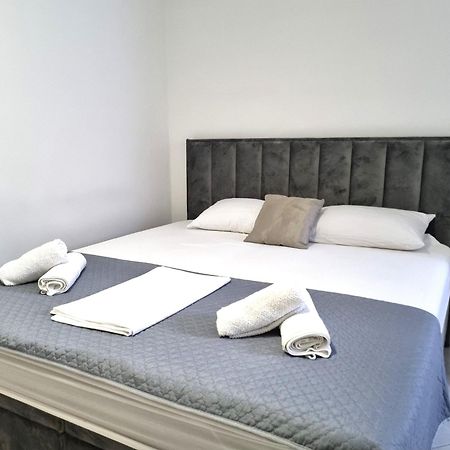 Rooms Vitoria On Joakim Square โปเรช ภายนอก รูปภาพ