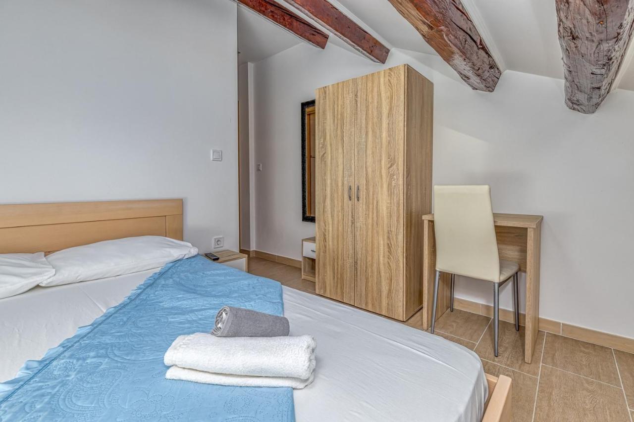 Rooms Vitoria On Joakim Square โปเรช ภายนอก รูปภาพ
