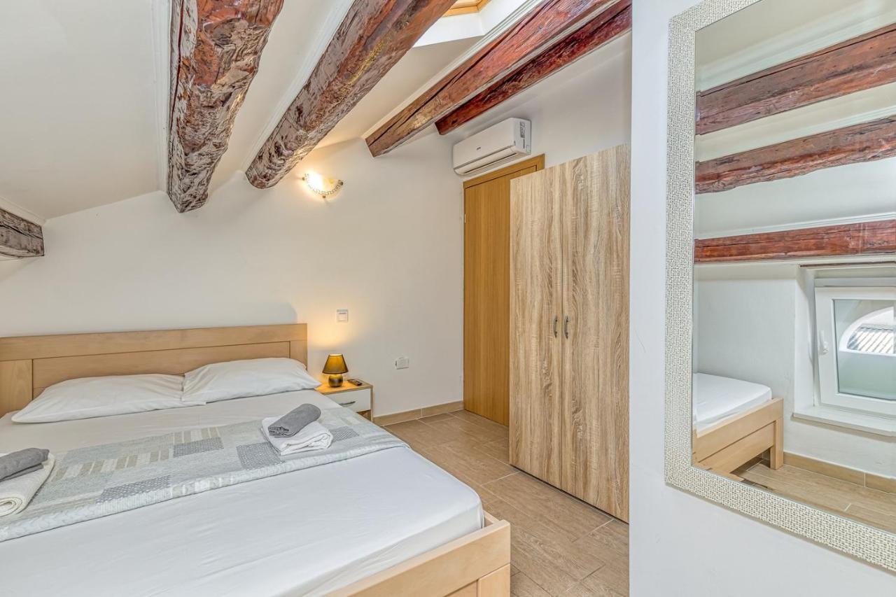 Rooms Vitoria On Joakim Square โปเรช ภายนอก รูปภาพ