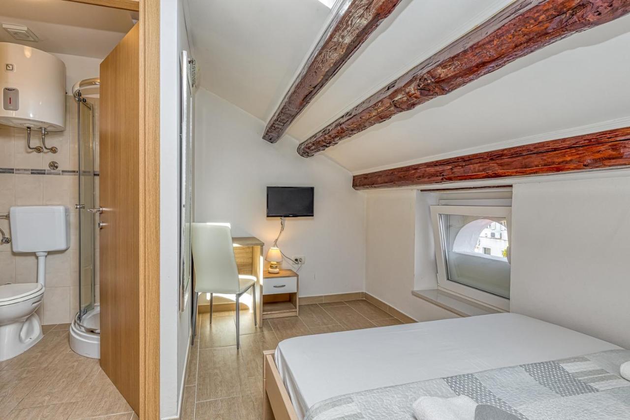 Rooms Vitoria On Joakim Square โปเรช ภายนอก รูปภาพ