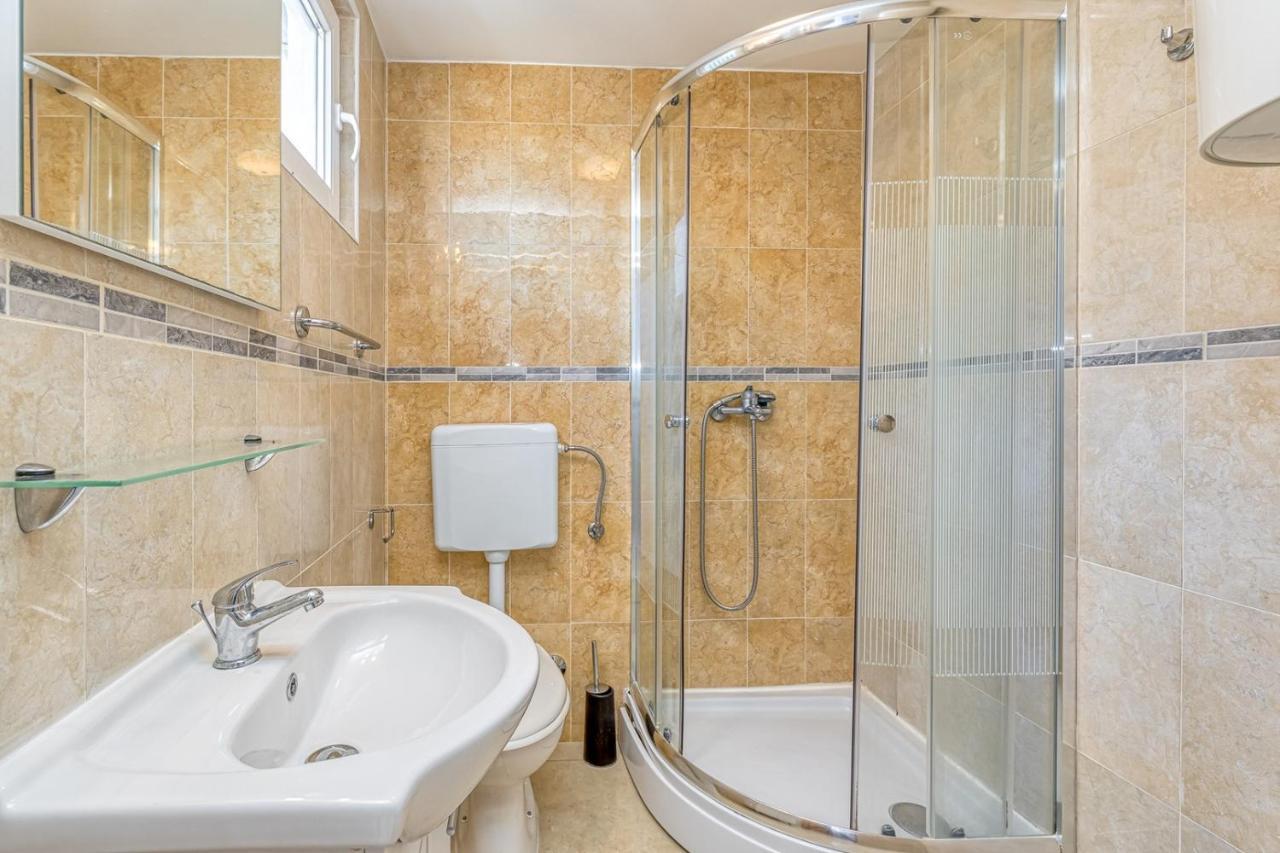 Rooms Vitoria On Joakim Square โปเรช ภายนอก รูปภาพ