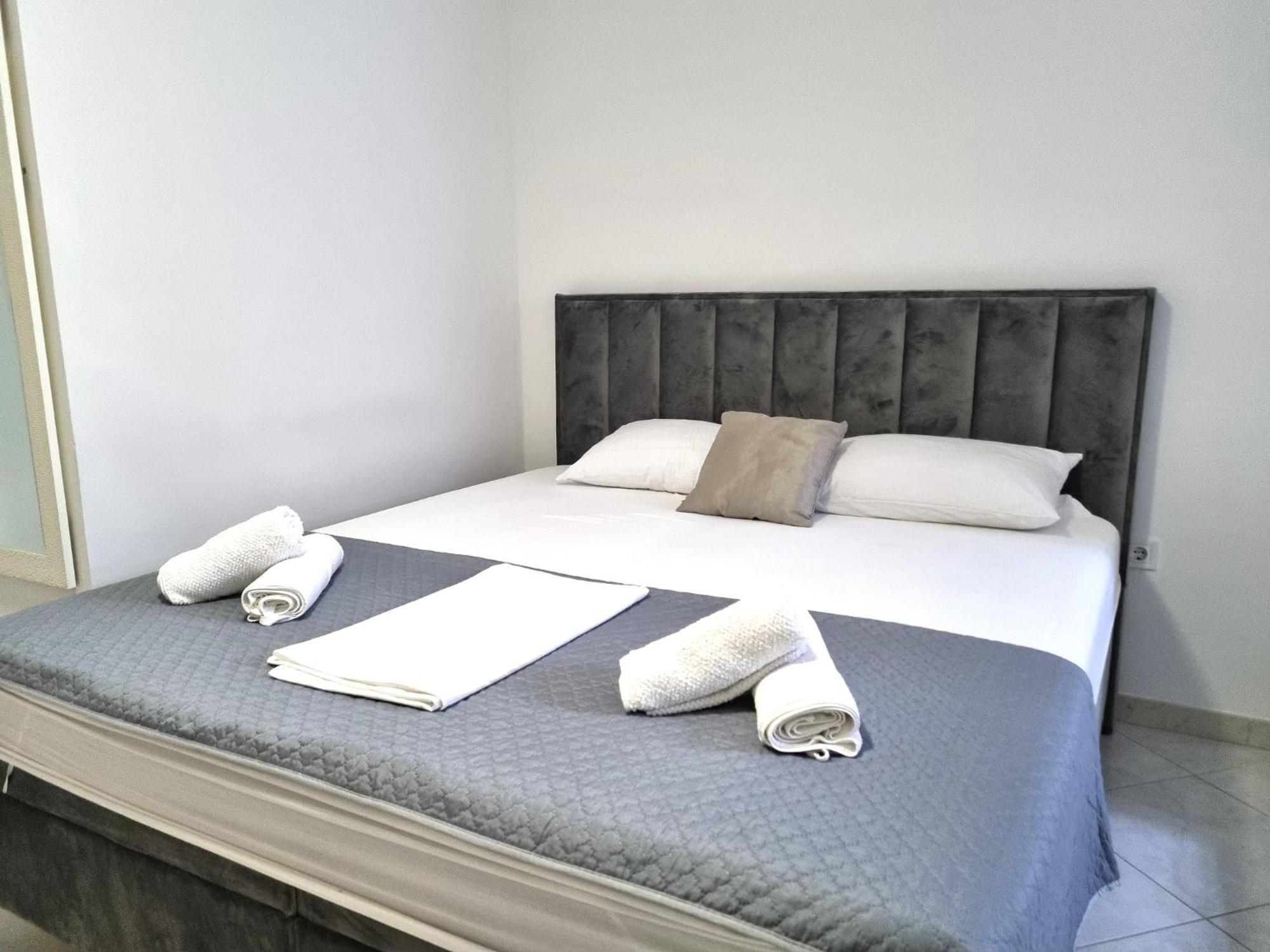 Rooms Vitoria On Joakim Square โปเรช ภายนอก รูปภาพ